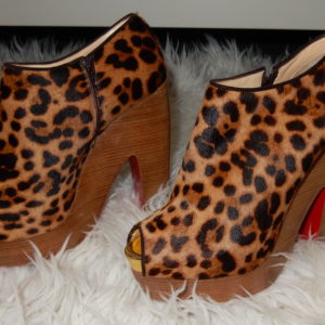 Boots open toe en veau façon poulain Christian Louboutin