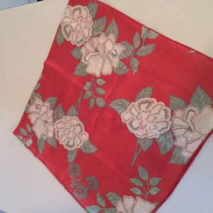 Somptueux foulard en rouge avec fleurs blanches