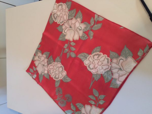 Somptueux foulard en rouge avec fleurs blanches
