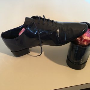 FERRAGAMO vernis marine avec lacets