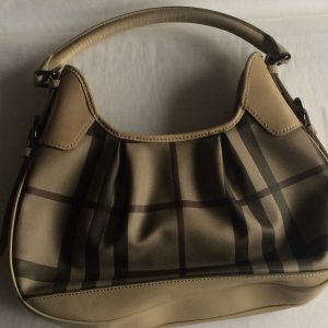 Sac Burberry porté épaule