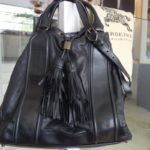Sac cuir noir à pompom