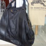 Sac cuir noir à pompom