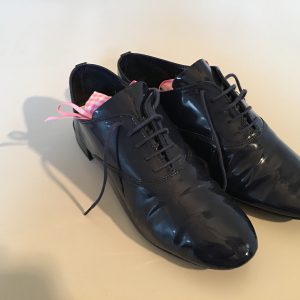 FERRAGAMO vernis marine avec lacets